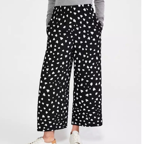Ann Taylor Pants - Ann Taylor Heart Print Capri Pants